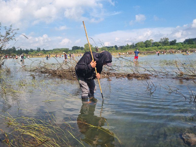 Anh Nguyễn Văn Sơn, nhà ở huyện Long Thành (Đồng Nai) cho hay, nghe thông tin hôm nay nhà máy ngưng xả tràn nên từ 6h sáng đã mang theo vợt lưới trải nghiệm bắt cá cho vui.