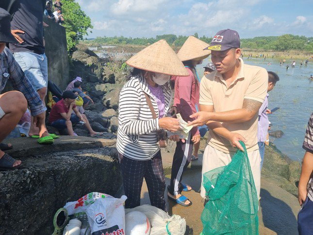 Mua bán cá nhanh chóng trên bờ hồ