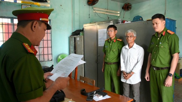 CQĐT đọc quyết định khởi tố, lệnh bắt tạm giam đối với bị can Nguyễn Văn Nhựt.