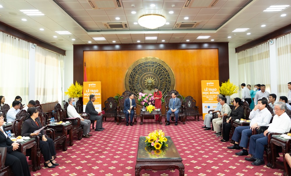 Buổi lễ trao học bổng diễn ra trong không khí thân mật và ấm cúng - Ảnh: 4 Oranges