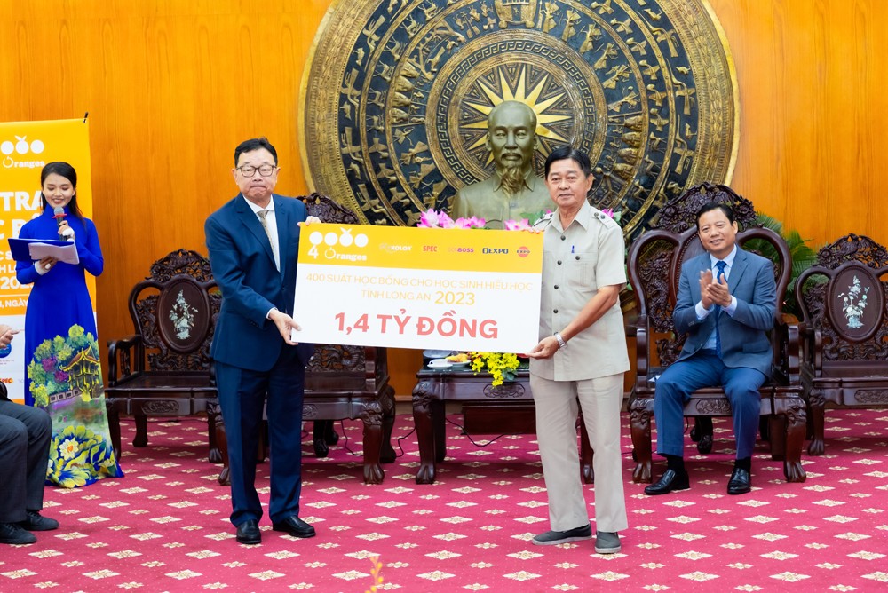 Ông Smit Cheancharadpong (bên trái) - Chủ tịch HĐTV Công ty 4 Oranges trao 400 suất học bổng cho ông Võ Lê Tuấn, Nguyên Ủy viên Ban Thường vụ tỉnh ủy, Chủ tịch Hội khuyến học tỉnh Long An (Ảnh: 4 Oranges).