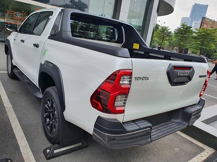 Toyota Hilux phiên bản Adventure về Việt Nam, giá gần 1,1 tỷ đồng - 4