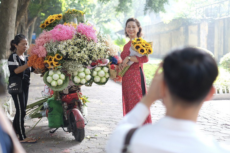 Loại hoa “đặc sản mùa thu” có giá 100 nghìn đồng/bó, dân buôn tranh mua - 6