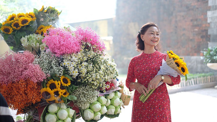 Loại hoa “đặc sản mùa thu” có giá 100 nghìn đồng/bó, dân buôn tranh mua - 1