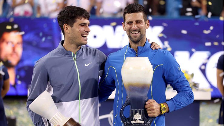 Djokovic (phải) hay Alcaraz đều muốn kiếm được nhiều tiền tại Saudi Arabia