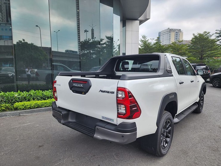 Toyota Hilux phiên bản Adventure về Việt Nam, giá gần 1,1 tỷ đồng - 9