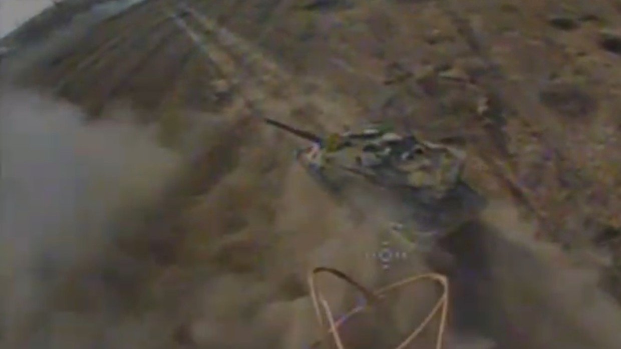 Video: Xe tăng Leopard 2 của Ukraine vừa di chuyển vừa khai hỏa, bị UAV tự sát Nga đâm trúng - 1