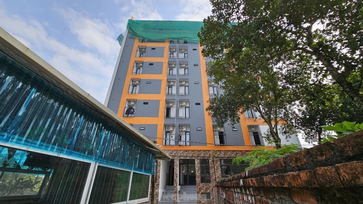 Tòa “Chung Cư Mini cao cấp Luxuzy Building Phương Linh” cũng trên đường Phú Hữu đang tự tháo dỡ phần vi phạm.