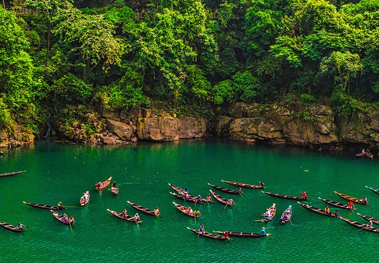 Nước ở con sông này trong suốt đến mức khó tin, được bao quanh bởi những ngọn đồi xanh mướt, tạo nên khung cảnh tuyệt đẹp.
