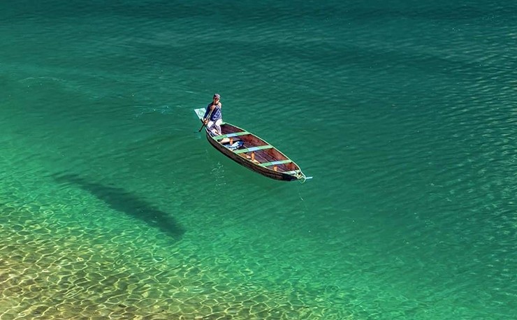 Ngoài vẻ đẹp của dòng nước, sông Umngot còn có vai trò rất lớn đối với đời sống tinh thần của người dân sống trong khu vực.
