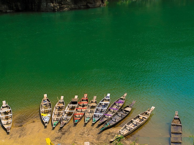 Những ngôi làng dọc theo bờ sông là minh chứng cho cuộc sống hằng ngày của những người phụ thuộc vào nguồn tài nguyên của dòng sông để kiếm sống.
