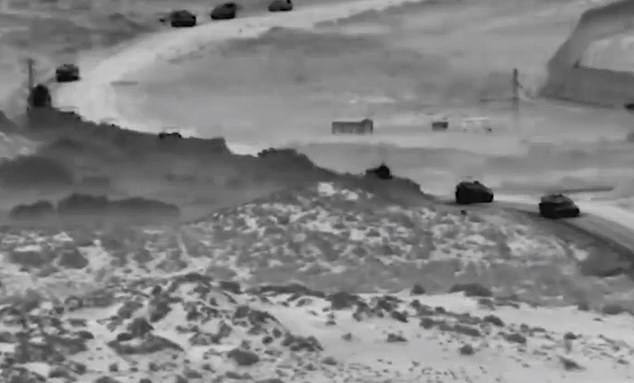 Quân đội Israel đăng video xe tăng tiến vào Gaza, bắn phá mục tiêu trong đêm - 1