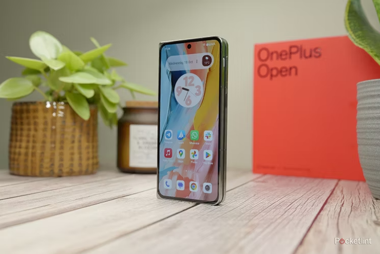 OnePlus One là chiếc smartphone màn hình gập đầu tiên của thương hiệu OnePlus. Sản phẩm có giá khá cao, lên tới 1.700 USD (tương đương 41,78 triệu đồng) và đã được bán ra từ ngày 27/10. Màn hình ngoài có kích thước 6,31 inch và có tỷ lệ khung hình 20:9 cùng tốc độ làm mới thích ứng từ 10 - 120Hz, đảm bảo hình ảnh cực mượt mà và sắc nét.
