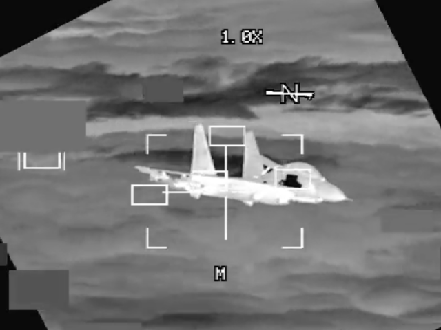 VIDEO: Tiêm kích J-11 Trung Quốc bay cách máy bay ném bom B-52 Mỹ chỉ 3 m trên Biển Đông