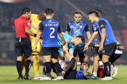 2 cầu thủ đi viện cấp cứu ngày CLB TP.HCM lên đầu bảng V-League