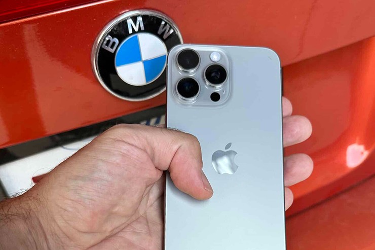 Dòng iPhone 15 bị "dị ứng" với sạc không dây trên xe BMW lẫn Toyota Supra.