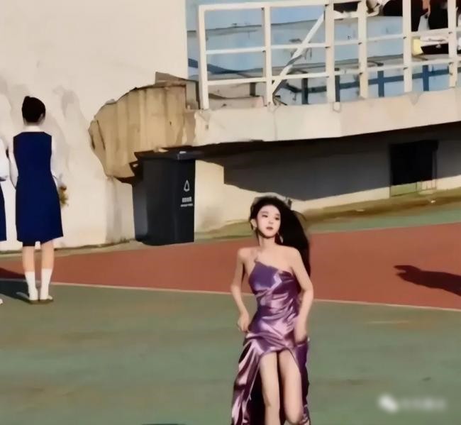 Nữ sinh mặc váy hở vai, xẻ sâu chạy trong sân vận động của trường đại học gây tranh cãi - 2