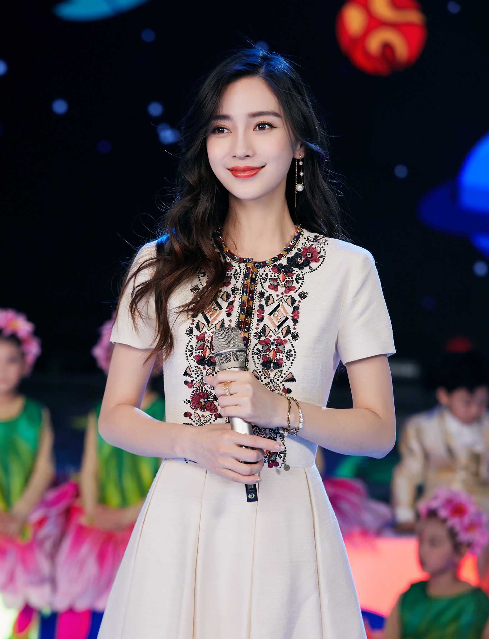 Angelababy bị tẩy chay vì ồn ào xem Lisa múa thoát y.