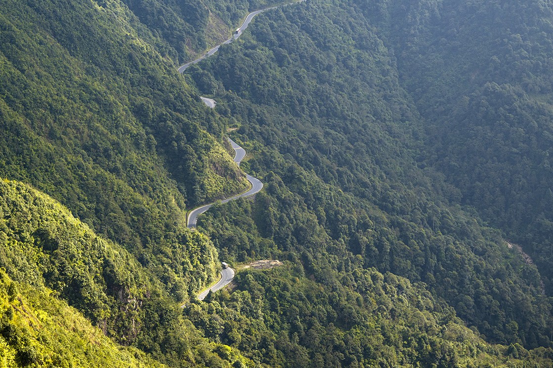 4. Đèo Ô Quy Hồ dài gần 50km, nằm trên tuyến quốc lộ 4D cắt ngang dãy Hoàng Liên Sơn. Đèo nối liền 2 tỉnh Lào Cai và Lai Châu, với đỉnh đèo ở độ cao 2.000m chính là ranh giới giữa 2 tỉnh.