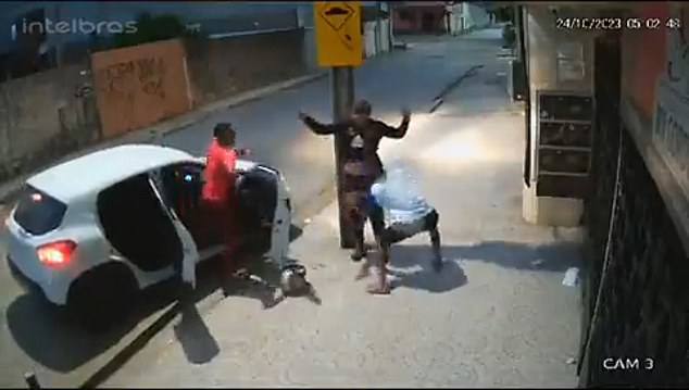 Brazil: Vừa bị cướp xe máy, đi bộ về nhà lại gặp nhóm cướp khác và diễn biến không ngờ - 1
