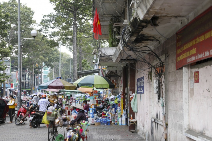 Phía ngoài ký túc xá, các bãi giữ xe thường xuyên lấn chiếm vỉa hè. Ngoài ra còn mọc lên các quầy tạp hóa, hàng rong.