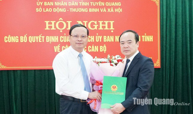 Trao quyết định cho ông Tô Hoàng Linh. Ảnh: Báo Quảng Ninh