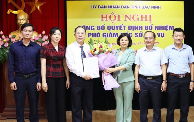 Chủ tịch UBND tỉnh Bắc Ninh Nguyễn Hương Giang trao quyết định bổ nhiệm Phó Giám đốc Sở Nội vụ.