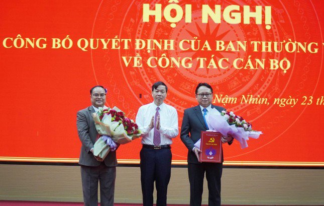 Chủ tịch UBND tỉnh Lai Châu Lê Văn Lương trao Quyết định và tặng hoa chúc mừng các ông Trần Quốc Khanh, Mùa A Trừ.