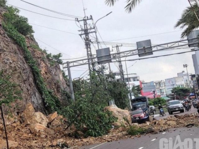 Sạt lở núi ở Quy Nhơn, đá rơi trúng nhiều xe đang đi, 2 người bị thương