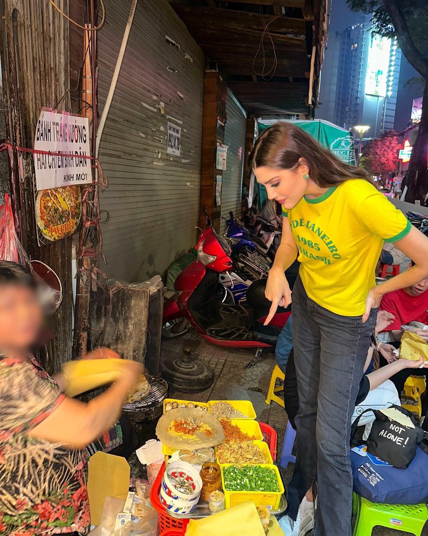 "Chân dài Brazil" ngồi ăn bánh tráng nướng vỉa hè vẫn nổi bật vì "đẹp nhất thế giới" - 2