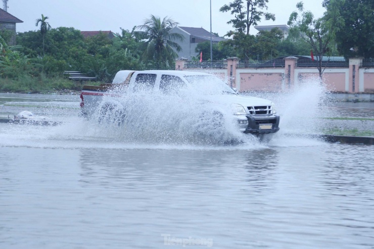 Đường 72m ngập trong biển nước