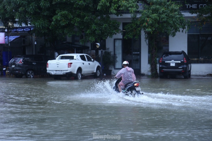 Vừa qua, UBND TP Vinh đã cải tạo nhiều tuyến phố, sửa chữa hệ thống thoát nước xuống cấp để cải thiện việc kết nối thoát nước chậm. Hiện tại các trạm bơm đều hoạt động hết công suất để tiêu thoát nước.