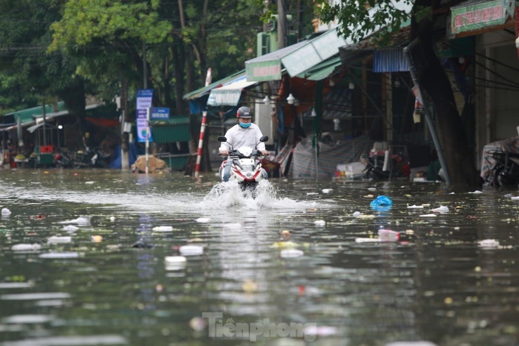 Theo thông tin từ Đài khí tượng thủy văn Bắc Trung Bộ, ngày và đêm nay (29/10), Nghệ An có mưa vừa, mưa to, có nơi mưa rất to và dông. Lượng mưa phổ biến từ 30 - 60mm, có nơi trên 80mm như: Con Cuông, Anh Sơn, Thanh Chương, TP Vinh, Nghi Lộc, TX Cửa Lò, Diễn Châu...