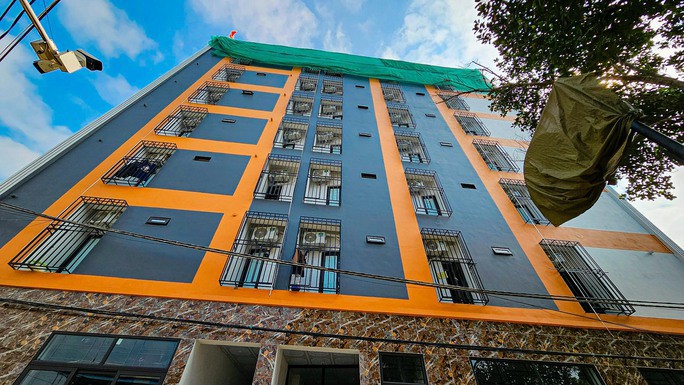 Tòa “Chung Cư Mini cao cấp Luxuzy Building Phương Linh” cũng trên đường Phú Hữu đang tự tháo dỡ phần vi phạm.