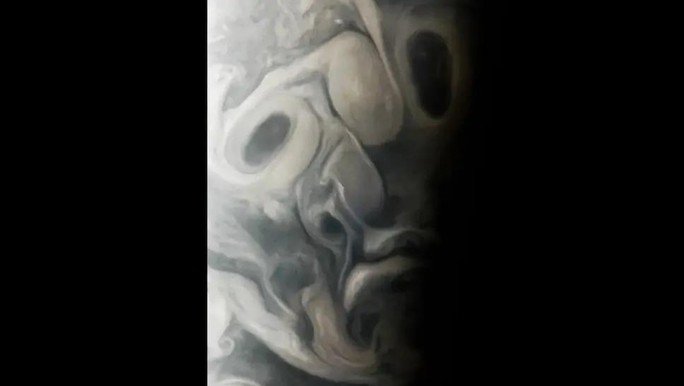 Tàu vũ trụ NASA gửi về hình ảnh giống khuôn mặt người - 1