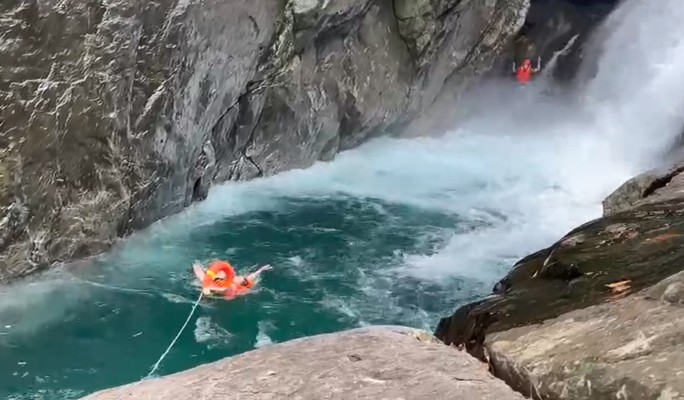 CLIP: Cảnh sát đu dây cứu nam du khách Nga mắc kẹt dưới thác dữ - 3