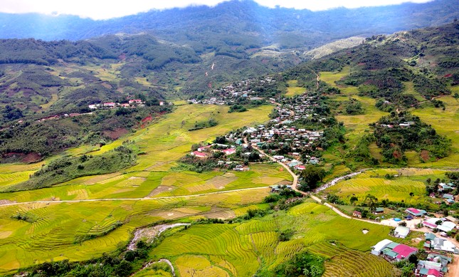 Xã Măng Ri như hình một chiếc chảo lớn được bao quanh bởi dãy núi Ngọc Linh. Đây là vùng đất có sâm Ngọc Linh giá trị.