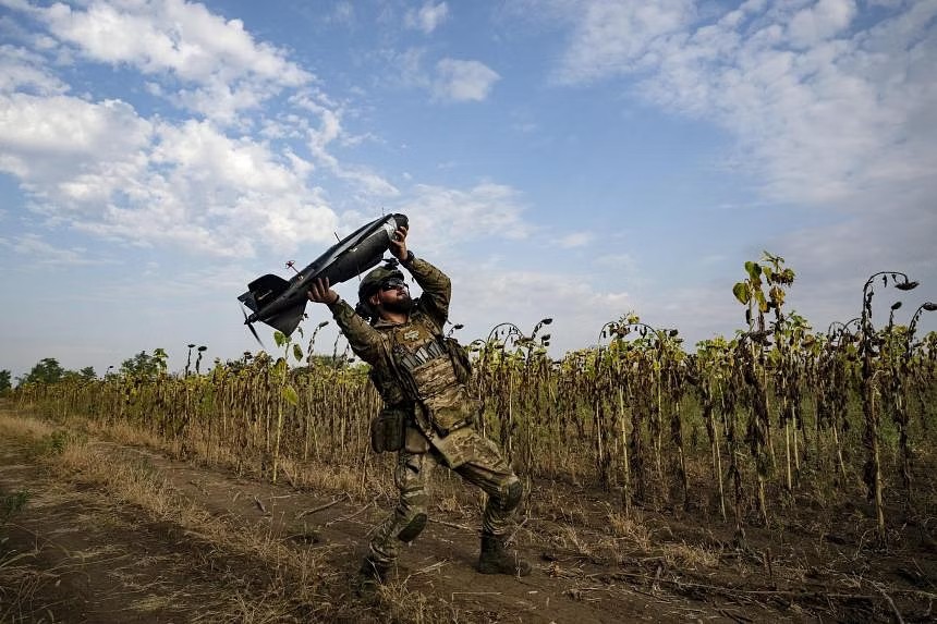 Binh sĩ Ukraine phóng UAV (ảnh: RT)