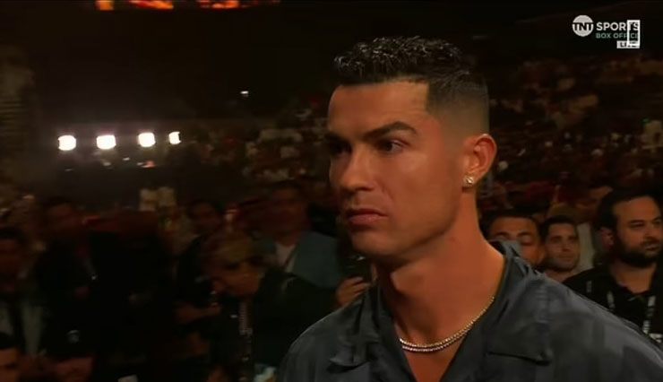 Ronaldo đi xem boxing cũng không yên, khó chịu vì bị khán giả la ó - 2