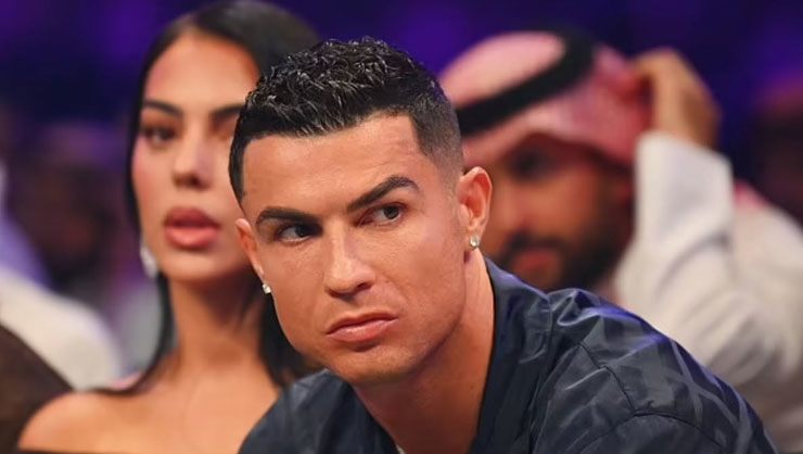 Ronaldo đi cùng bạn gái Georgina Rodriguez, và tỏ ra khó chịu khi bị la ó