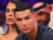 Bóng đá - Ronaldo đi xem boxing cũng không yên, khó chịu vì bị khán giả la ó