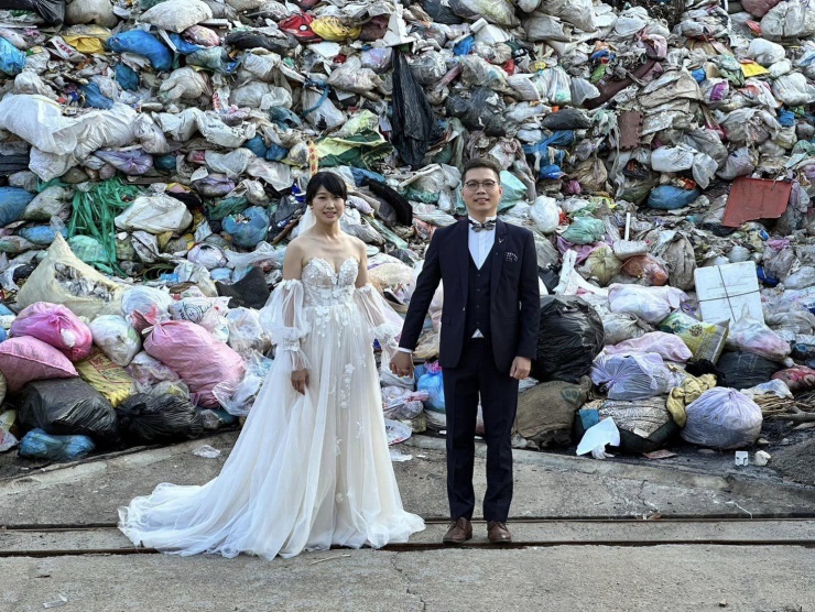 Độc lạ đến ngỡ ngàng cặp đôi với bộ ảnh cưới chụp tại bãi rác - 1