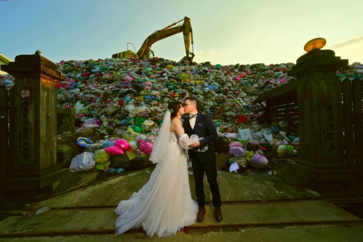 Độc lạ đến ngỡ ngàng cặp đôi với bộ ảnh cưới chụp tại bãi rác - 5