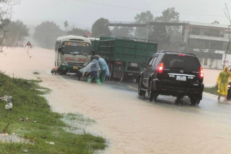 Nhiều phương tiện cũng xảy ra tình trạng chết máy khi lưu thông qua đoạn đường bị ngập.