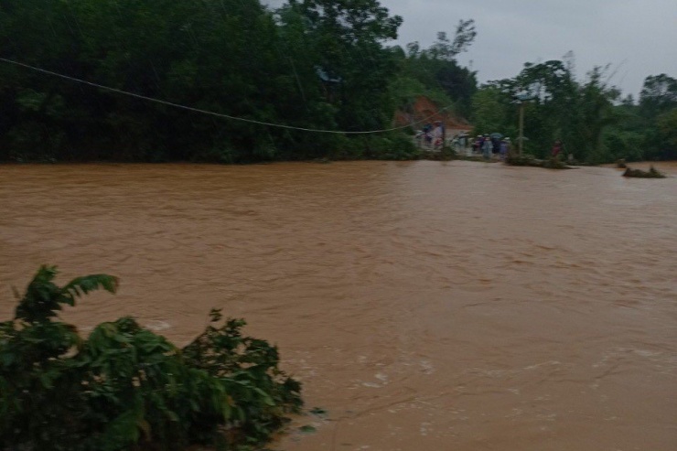 Đập vỡ cuốn trôi hàng chục ha hoa màu của người dân địa phương.