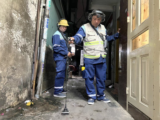 Anh Trần Mạnh Luông (người đang dò) có 5 năm đi dò bể, niềm vui của anh chính là tìm thấy điểm xì bể để xử lý