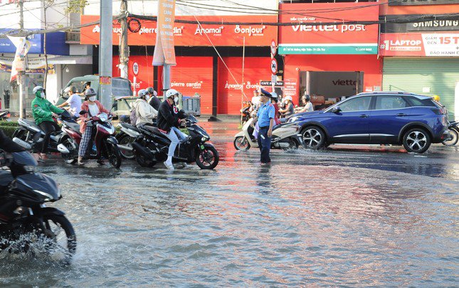 Lực lượng chức năng điều tiết giao thông.