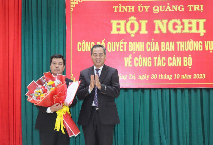 Ông Lê Tiến Dũng (bên trái) được điều động, giữ chức Bí thư Huyện ủy Gio Linh