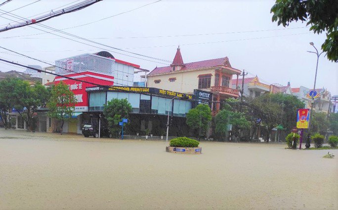 Đô thị hoá quá nhanh nhưng cơ sở hạ tầng thoát nước còn kém khiến nước lũ tích lại ngập nặng. Dù có địa thế sát sông, nhưng TP Đồng Hới không ít lần bị ngập cục bộ - đây là hình ảnh về trận lũ lịch sử hồi tháng 10-2020