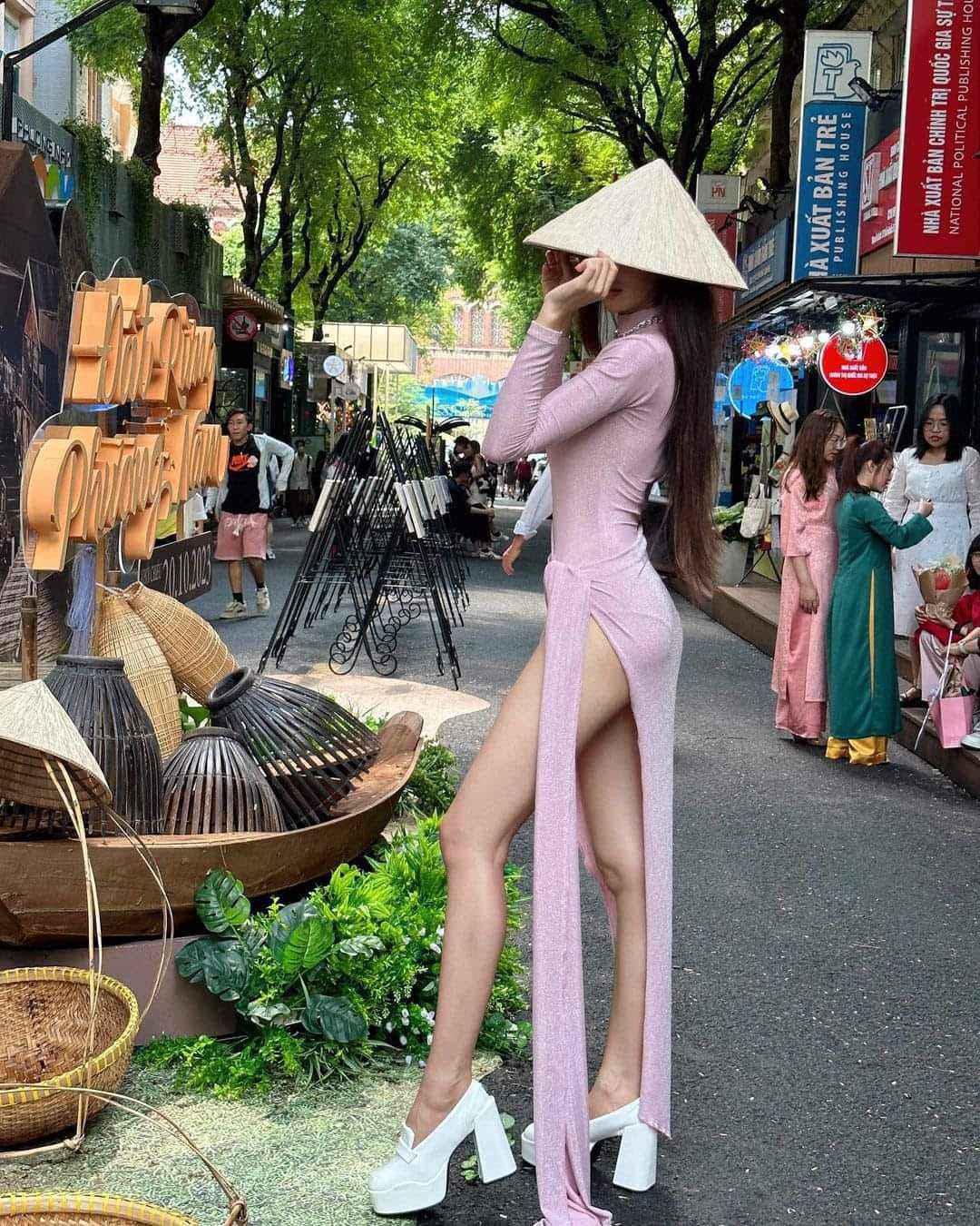 Bất ngờ với danh tính của những cô gái nước ngoài mặc thoáng trên đường phố Việt Nam - 8